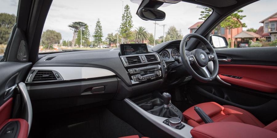 Интерьер BMW M140i 5-Door 2016 года  (AU) (фото 14 из 21)
